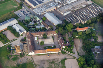 Photographie aérienne de Usine Intersnack Deutschland SE Petersau et centre équestre Carlo von Opel à le quartier Mörsch in Frankenthal dans le département Rhénanie-Palatinat, Allemagne