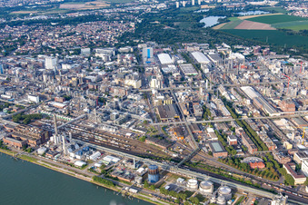 Vue oblique de Usine chimique au bord du Rhin à le quartier BASF in Ludwigshafen am Rhein dans le département Rhénanie-Palatinat, Allemagne