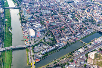 Vue aérienne de Le Neckar, le canal de liaison et le Luisenring bordent le Jungbusch à le quartier Innenstadt in Mannheim dans le département Bade-Wurtemberg, Allemagne