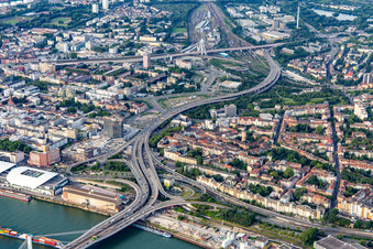 Vue aérienne de Hôtel de ville de Ludwigshafen en démolition sur la Hochstraße B44 à le quartier Mitte in Ludwigshafen am Rhein dans le département Rhénanie-Palatinat, Allemagne