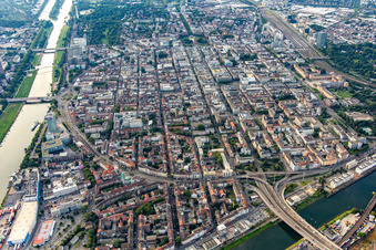 Vue aérienne de Ville carrée vue du nord-ouest entre le pont Kurpfalz sur le Neckar et la gare centrale et le palais baroque au sud-ouest à le quartier Innenstadt in Mannheim dans le département Bade-Wurtemberg, Allemagne