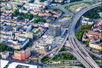 Vue aérienne de L'hôtel de ville de Ludwigshafen en cours de démolition sur la route nationale B44 à le quartier Mitte in Ludwigshafen am Rhein dans le département Rhénanie-Palatinat, Allemagne