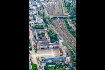 Vue aérienne de Château baroque Mannheim du nord-ouest à le quartier Innenstadt in Mannheim dans le département Bade-Wurtemberg, Allemagne