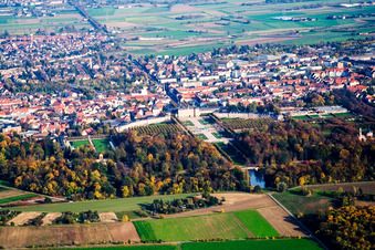 Vue aérienne de Jardin du château Schwetzingen à Schwetzingen dans le département Bade-Wurtemberg, Allemagne