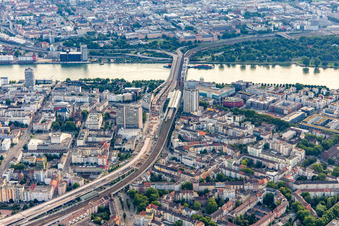 Vue aérienne de Route surélevée B37 et ligne de chemin de fer de l'ouest au pont Konrad-Adenauer sur le Rhin en cours de démolition/reconstruction à le quartier Süd in Ludwigshafen am Rhein dans le département Rhénanie-Palatinat, Allemagne