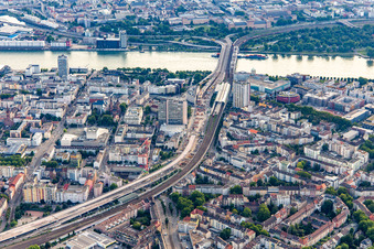 Vue aérienne de Route surélevée B37 et ligne de chemin de fer de l'ouest au pont Konrad-Adenauer sur le Rhin en cours de démolition/reconstruction à le quartier Süd in Ludwigshafen am Rhein dans le département Rhénanie-Palatinat, Allemagne