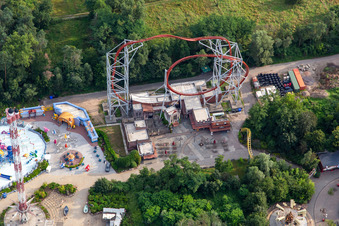 Vue aérienne de Montagnes russes Sky Scream à Holiday Park en Allemagne à Haßloch dans le département Rhénanie-Palatinat, Allemagne