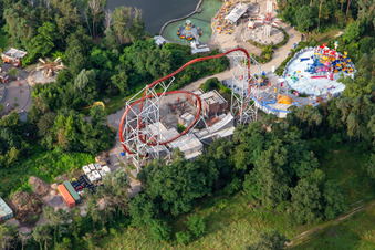 Vue oblique de Montagnes russes Sky Scream à Holiday Park en Allemagne à Haßloch dans le département Rhénanie-Palatinat, Allemagne