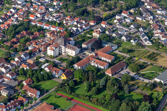 Abbaye Saint-Paul de Herxheim à Herxheim bei Landau dans le département Rhénanie-Palatinat, Allemagne hors des airs