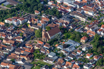 Vue aérienne de Église Sainte-Marie-Assomption à Herxheim bei Landau dans le département Rhénanie-Palatinat, Allemagne