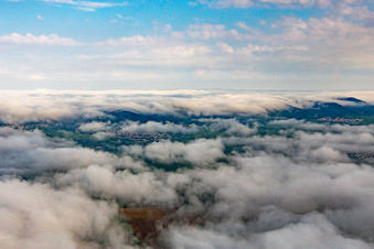Vue aérienne de Village en bordure du Pfläzerwald vu du sud-est sous des nuages bas à Klingenmünster dans le département Rhénanie-Palatinat, Allemagne