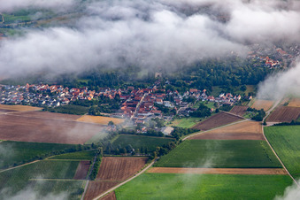 Vue aérienne de Route forestière du sud sous les nuages à le quartier Mühlhofen in Billigheim-Ingenheim dans le département Rhénanie-Palatinat, Allemagne