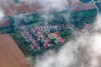 Vue aérienne de Village du nord-est sous les nuages à Barbelroth dans le département Rhénanie-Palatinat, Allemagne