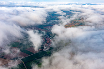 Vue aérienne de Village du nord-est sous les nuages à Oberhausen dans le département Rhénanie-Palatinat, Allemagne