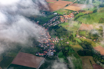 Vue aérienne de Village vu de l'est sous les nuages à Oberhausen dans le département Rhénanie-Palatinat, Allemagne