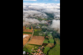 Vue aérienne de Village de l'est sous les nuages à le quartier Drusweiler in Kapellen-Drusweiler dans le département Rhénanie-Palatinat, Allemagne