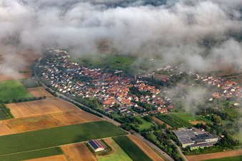 Vue aérienne de Village du sud-est sous les nuages à le quartier Kapellen in Kapellen-Drusweiler dans le département Rhénanie-Palatinat, Allemagne