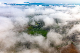 Vue aérienne de Horbachtal sous les nuages à Niederhorbach dans le département Rhénanie-Palatinat, Allemagne