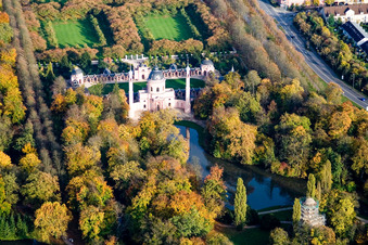 Vue aérienne de Mosquée / Temple maure dans le jardin du château Schwetzingen à Schwetzingen dans le département Bade-Wurtemberg, Allemagne