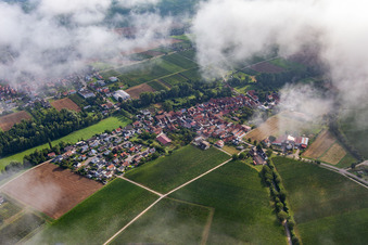 Vue aérienne de Village sur le Klingbachtal vu du sud sous les nuages à le quartier Klingen in Heuchelheim-Klingen dans le département Rhénanie-Palatinat, Allemagne