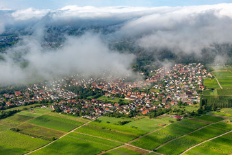Vue aérienne de Village en bordure du Pfläzerwald vu du nord-est sous les nuages à Klingenmünster dans le département Rhénanie-Palatinat, Allemagne