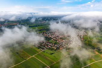 Vue aérienne de Village du nord-est sous les nuages à Klingenmünster dans le département Rhénanie-Palatinat, Allemagne