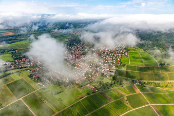 Vue aérienne de Village du nord-est sous les nuages à Klingenmünster dans le département Rhénanie-Palatinat, Allemagne