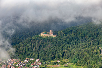 Vue aérienne de Le château de Landeck le matin sous des nuages bas à Klingenmünster dans le département Rhénanie-Palatinat, Allemagne