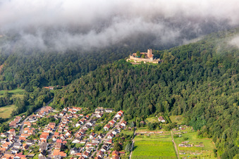 Photographie aérienne de Le château de Landeck le matin sous des nuages bas à Klingenmünster dans le département Rhénanie-Palatinat, Allemagne