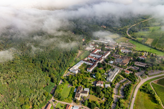 Nuages denses au-dessus de l'hôpital psychiatrique et neurologique du Palatinat à Klingenmünster dans le département Rhénanie-Palatinat, Allemagne depuis l'avion