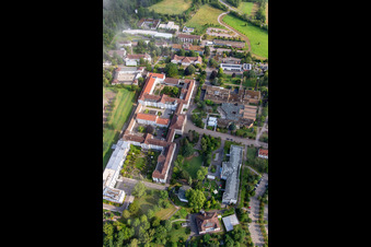 Vue d'oiseau de Nuages denses au-dessus de l'hôpital psychiatrique et neurologique du Palatinat à Klingenmünster dans le département Rhénanie-Palatinat, Allemagne
