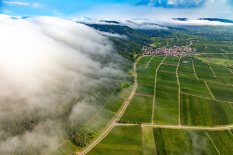 Vue aérienne de Des nuages denses venant de l'ouest s'écoulent sur le bord du Haardt en dessous du Madenburg à Eschbach dans le département Rhénanie-Palatinat, Allemagne
