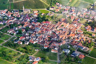 Vue aérienne de Ville viticole du sud à Birkweiler dans le département Rhénanie-Palatinat, Allemagne