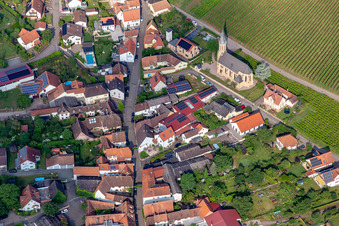 Vue aérienne de Église catholique Saint-Barthélemy au pied des vignes du Daschberg à Birkweiler dans le département Rhénanie-Palatinat, Allemagne