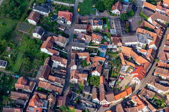 Vue aérienne de Herrenberger Straße depuis l'est à Birkweiler dans le département Rhénanie-Palatinat, Allemagne