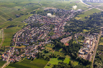 Vue aérienne de Village vu de l'est sous les nuages à le quartier Godramstein in Landau in der Pfalz dans le département Rhénanie-Palatinat, Allemagne