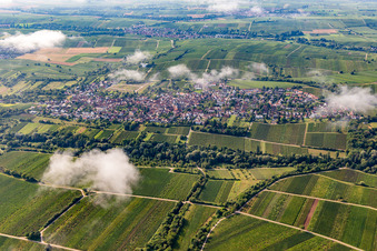 Vue aérienne de Village du nord sous les nuages à le quartier Arzheim in Landau in der Pfalz dans le département Rhénanie-Palatinat, Allemagne