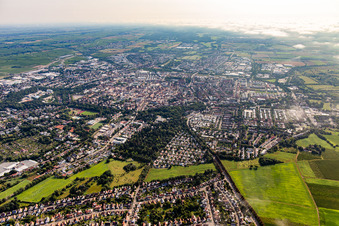 Vue aérienne de Ville dans le contre-jour du matin à Landau in der Pfalz dans le département Rhénanie-Palatinat, Allemagne