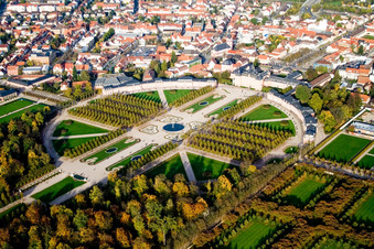 Parc rococo du jardin et du palais Schwetzingen à Schwetzingen dans le département Bade-Wurtemberg, Allemagne d'en haut