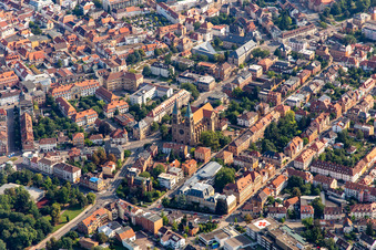 Vue aérienne de Église catholique de l'Assomption de Marie sur Marienring à Landau in der Pfalz dans le département Rhénanie-Palatinat, Allemagne