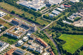 Vue aérienne de Dentiste Landau | KauWerk - Dr. Werling, Dr. Röth et collègues, ergothérapie et orthophonie Schilling - Landau - thérapies pour enfants et adultes au Medivicus - Centre de santé et MVZ Südpfalz - Cabinet - ri, sur la Paul-von-Denis-Straße le long de la voie ferrée et du pont cyclable au-dessus de la voie ferrée à le quartier Queichheim in Landau in der Pfalz dans le département Rhénanie-Palatinat, Allemagne