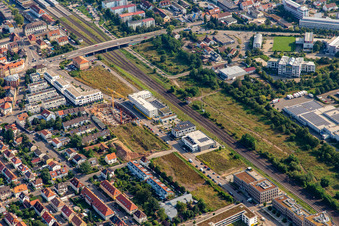 Vue aérienne de Bâtiment de la Direction de la police et de l'Inspection criminelle et de la zone industrielle Metall Landau sur la Paul-von-Denis-Straße le long de la ligne de chemin de fer à le quartier Queichheim in Landau in der Pfalz dans le département Rhénanie-Palatinat, Allemagne