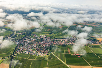 Vue aérienne de Village sous les nuages du nord à Insheim dans le département Rhénanie-Palatinat, Allemagne