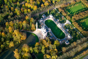 Vue oblique de Mosquée / Temple maure dans le jardin du château Schwetzingen à Schwetzingen dans le département Bade-Wurtemberg, Allemagne