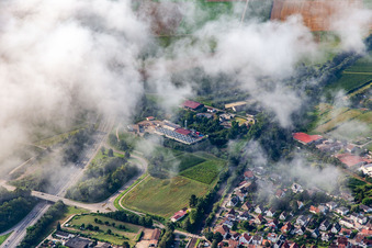 Vue aérienne de Nuages bas au-dessus de la centrale géothermique Insheim à Insheim dans le département Rhénanie-Palatinat, Allemagne