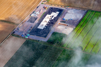 Chantier de construction du site de forage profond V20 de Vulcan Energy à Schleidberg pour l'extraction d'énergie géothermique et de lithium à Insheim dans le département Rhénanie-Palatinat, Allemagne hors des airs