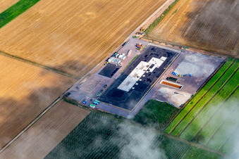Chantier de construction du site de forage profond V20 de Vulcan Energy à Schleidberg pour l'extraction d'énergie géothermique et de lithium à Insheim dans le département Rhénanie-Palatinat, Allemagne vue d'en haut