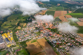 Vue aérienne de Village sous les nuages de l'est à Rohrbach dans le département Rhénanie-Palatinat, Allemagne