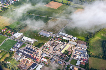 Vue aérienne de Zone industrielle Industriestraße sous les nuages à le quartier Billigheim in Billigheim-Ingenheim dans le département Rhénanie-Palatinat, Allemagne