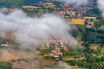 Vue aérienne de Village caché sous les nuages de l'est à le quartier Mühlhofen in Billigheim-Ingenheim dans le département Rhénanie-Palatinat, Allemagne